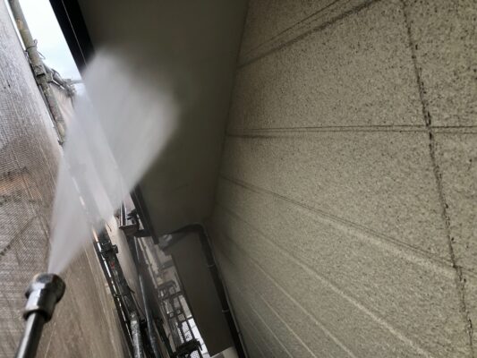 和歌山市密着の外壁塗装・屋根塗装専門店エースペイントの軒天の高圧洗浄